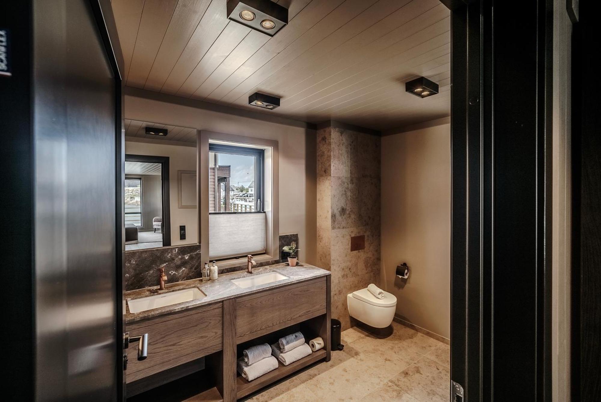 Henningsvaer Bryggehotell - By Classic Norway Hotels Exterior photo